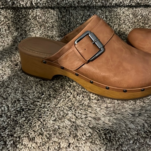 New Clog Shoes - Picture 2 of 6